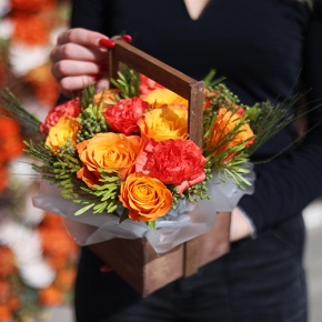 Композиция в ящике из огненных роз, диантусов и капса в Шатуре