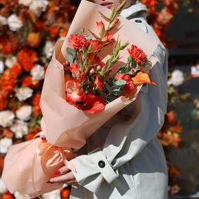 Букет "На закате дня" из гладиолусов, калл, гиперикума и диантусов в Шатуре