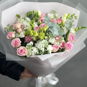 Букет "Особый случай " из ароматных маттиол, фрезий и кустовых роз в Шатуре