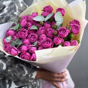 Букет "Малиновый бисквит" из кустовых и пионовидных роз и эвкалипта в Шатуре