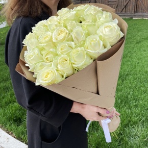 Букет из 25 белых роз в крафте (70 см) в Шатуре