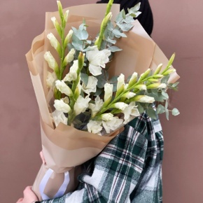 Букет из 5 белых гладиолусов и эвкалипта в Шатуре