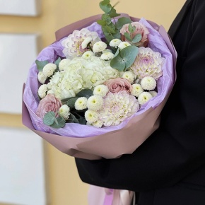 Букет "Динь" из георгин, хризантем сантини, эвкалипта, роз и гортензии в Шатуре