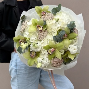 Букет "Эдем" из гортензии, орхидей, эустом, эвкалипта и озатамнуса в Шатуре