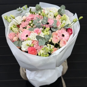 Букет "Ромео" из роз, эвкалипта, гербер, ароматных фрезий, озатамнуса, эустом и диантусов в Шатуре
