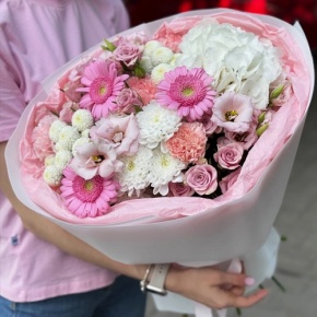 Букет "Розовые облака" из хризантемы, кустовых роз, диантусов, гортензии и эустом в Шатуре