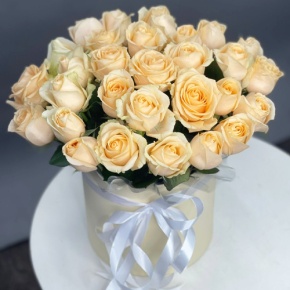 Композиция в шляпной коробке из 35 кремовых кенийских роз в Шатуре
