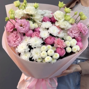 Букет "Задыхаюсь от нежности" из хризантемы, кустовых пионовидных роз, диантусов и эустом в Шатуре