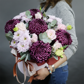 Композиция в шляпной коробке "Наденька" из хризантем Бигоуди, эустом и эвкалипта в Шатуре