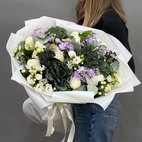 Букет "Ночное рандеву" из брассики, ягод вибирнума, роз, эустом, ароматных маттиол и гиперикума в Шатуре