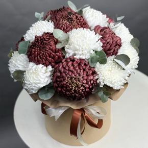 Композиция в шляпной коробке из 19 хризантем  в Шатуре