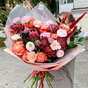 Букет "Каркаде" из хризантем Бигоуди и Момоко, роз Эквадор Кахала, озатамнуса,  эустом, протеи, и диантусов в Шатуре