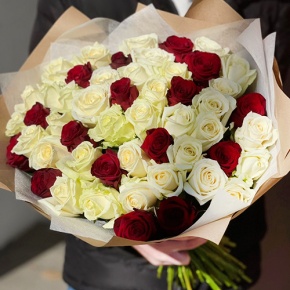 Букет 51 белая и красная роза (50 см) в Шатуре