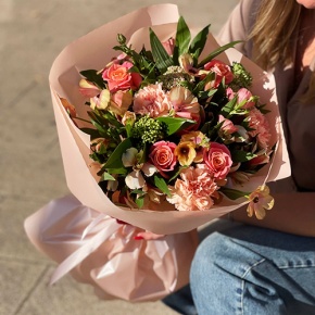 Букет "Каталина" из роз, диантусов, альстромерий, скиммии и кустовых ранункулюсов в Шатуре