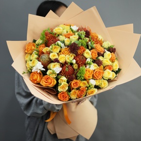 Букет "Осенние грёзы" из лейко, роз, фрезий, скиммии, молюцеллы и лейко в Шатуре