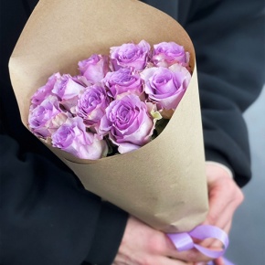 Букет из 11 лиловых роз в крафте (40 см) в Шатуре