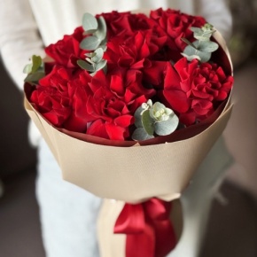 Букет "Красная пантера" из 7 роз Эквадор и эвкалипта в Шатуре