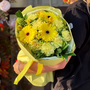 Букет "Солнечная пора" из гербер, альстромерий, скиммии и диантусов в Шатуре