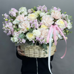 Композиция в корзине из роз Эквадор и ароматных маттиол в Шатуре