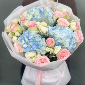 Букет "Легкий ветерок" из роз, конифера и гортензий в Шатуре