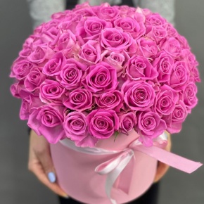 Композиция в шляпной коробке из 71 кенийской розы в Шатуре