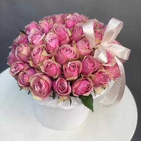 Композиция в шляпной коробке из 43 роз в Шатуре