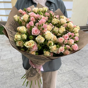 Букет из 19 кустовых роз в крафте (60 см) в Шатуре