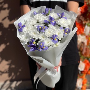 Букет из ирисов и хризантем в Шатуре