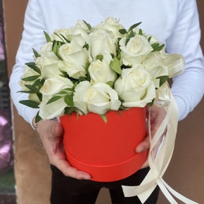 Композиция в шляпной коробке из 25 белых роз в Шатуре