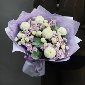 Букет "Ванила" из хризантем сантини, Момоко, эвкалипта и ароматных маттиол в Шатуре