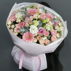 Букет "Я с тобой" из роз, эвкалипта, гербер, ароматных фрезий, озатамнуса, эустом и диантусов в Шатуре