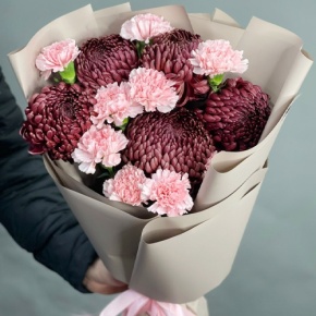 Букет из хризантем Бигоуди и розовых диантусов в Шатуре