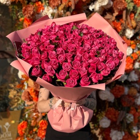 Букет "Необыкновенная" из 101 малиновой розы (60 см) в Шатуре