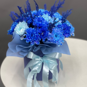 Композиция в шляпной коробке "Магия синего" из хризантем и конифера в Шатуре