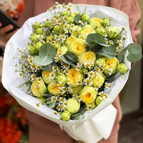Букет "Иветта" из лимонных пионовидных кустовых роз и ромашек в Шатуре