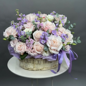 Композиция в корзине из французских роз и ароматных маттиол в Шатуре