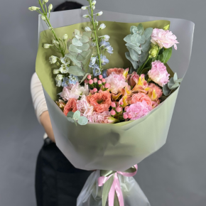 Букет "Таинственное очарование" из мазровых роз Риджентс парк, гиперикума, альстромерий, эустом и дельфиниума в Шатуре