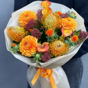 Букет "Пейзажи Левитана" из калл, лейко, георгин, скиммии и занзибара в Шатуре