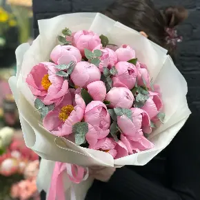 Букет из 15 лососевых пионов с эвкалиптом в Шатуре