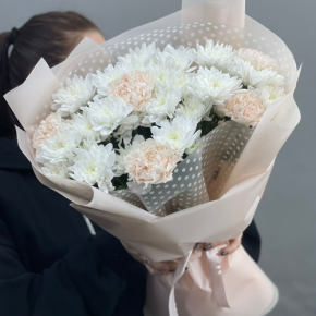 Букет из хризантем и диантусов пудра в Шатуре