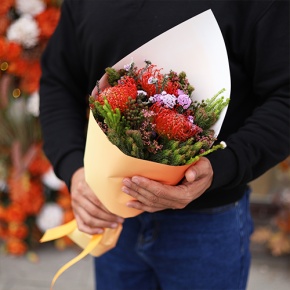 Букет "Капс" из лейко и экзотики в Шатуре