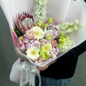 Букет "Минор" из протеи, ароматных маттиол, эустом, гербер и дельфиниума в Шатуре
