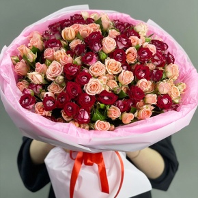 Букет "Рубиновый гранит" из 35 кустовых роз микс (50 см) в Шатуре
