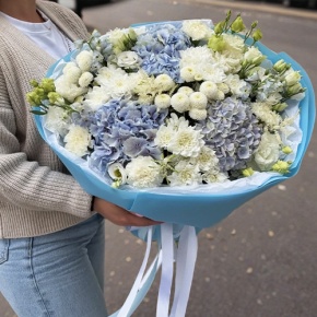 Букет "Голубые облака" из хризантемы, диантусов, Голландской гортензии, дельфиниума и эустомы в Шатуре
