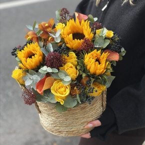 Композиция в сумке "Тональность" из подсолнухов, калл, ягод вибирнума, лимонных роз, скиммии и орхидеи в Шатуре