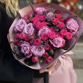 Букет "Малиновый вечер" из кустовых малиновых роз, вероники, лимониума и роз Меритим в Шатуре