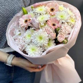 Букет "Дружба" из хризантемы, пионовидной лилии, гербер, диантусов и кустовых роз в Шатуре