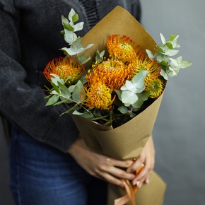 Букет "Гости из будущего" из 5 лейко и эвкалипта в Шатуре