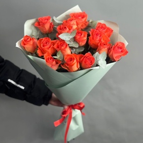 Букет из 15 морковных роз с эвкалиптом (50 см) в Шатуре
