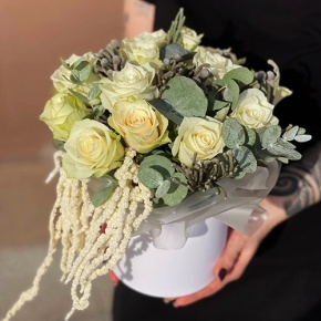 Композиция в шляпной коробке "Чудное мгновение" из 13 роз, эвкалипта, брунии и амарнтуса в Шатуре